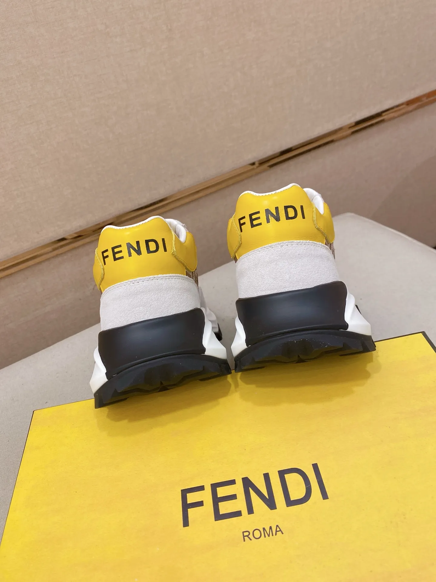 Men's shoes 💰 462💰 (fendi) New style 👊🏻 upper 🇮🇹 imported cowhide fabric 🇩🇪 lining imported sheepskin lining. The original outsole is molded to highlight the identity of every man, and the upper foot is elegant and stable🚶🏻🚶🏻The high-end custom counters reproduce the original version📯No matter the wind or rain, the shoe last remains unchanged and can withstand the verification of time🔍️,🔵 Size: 38-44